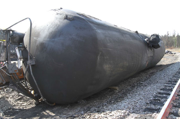 Image of Tank car TILX 316359, B end, as decribed in text