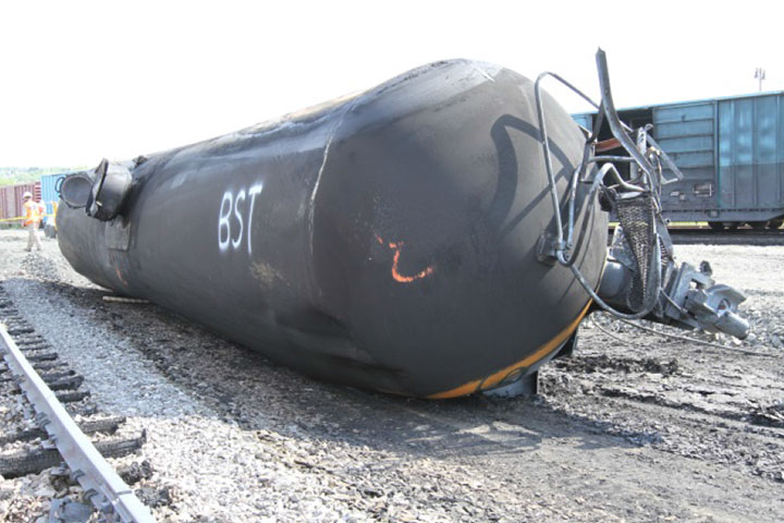 Image of Tank car TILX 316359, A end, as decribed in text