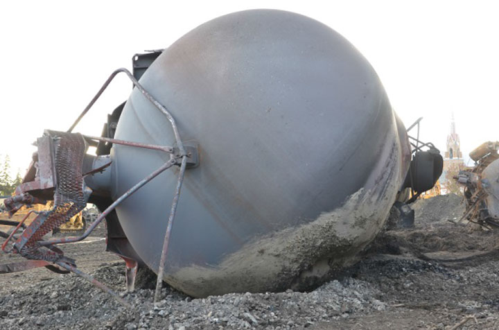 Image of Tank car TILX 316523, A end, as decribed in text