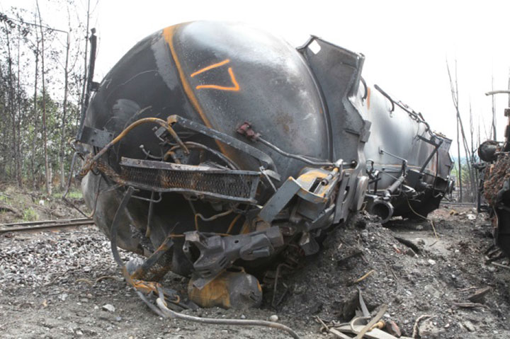 Image of Tank car TILX 316549, B end, as decribed in text