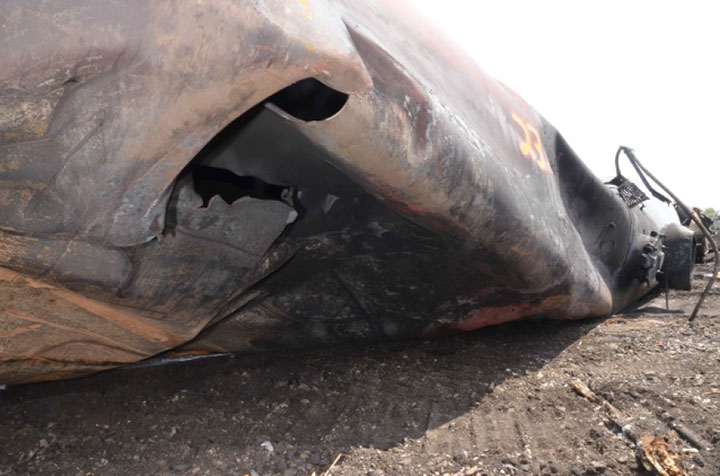 Image of Tank car TILX 316556, detail of shell rupture, as decribed in text