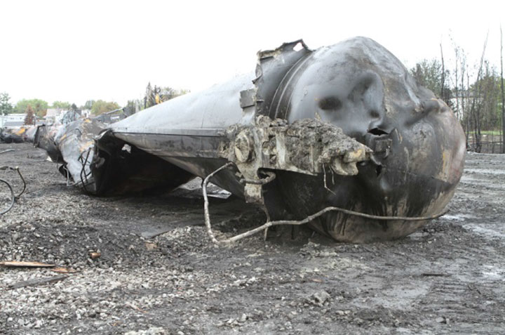 Image of Tank car TILX 316572, A end head, as decribed in text