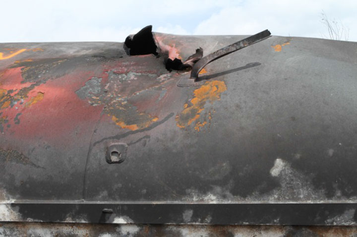 Image of Tank car TILX 316584, shell puncture, as decribed in text