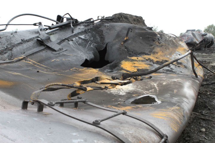 Image of Tank car TILX 316613, puncture in shell, as decribed in text