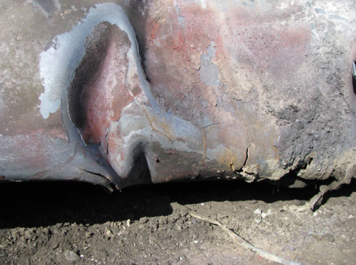 Image of Tank car TILX 316616, shell damage, as decribed in text