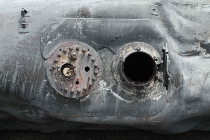 Image of Tank car WFIX 130571, manway, as decribed in text