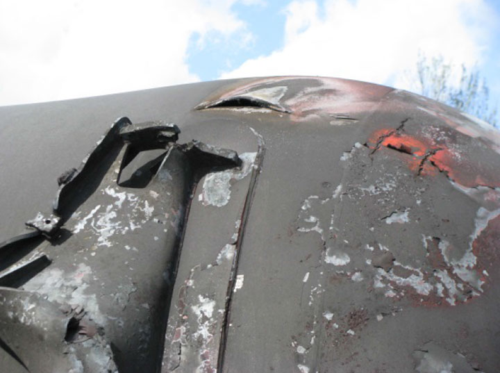 Image of Tank car WFIX 130585, close-up of ruptures, as decribed in text
