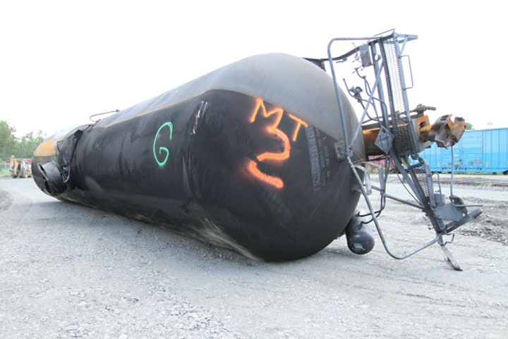 Image of Tank car WFIX 130608, B end, as decribed in text
