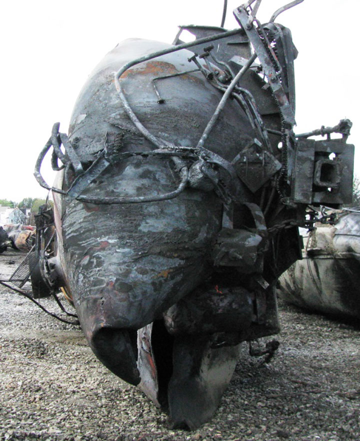 Image of Tank car WFIX 130616, B end 3, as decribed in text