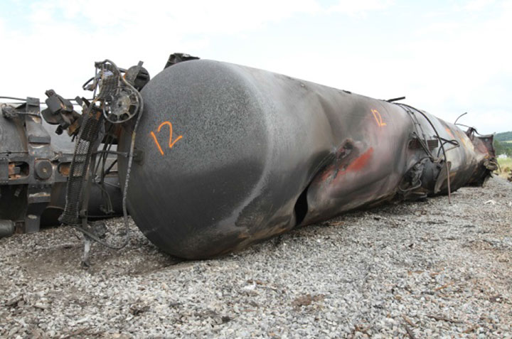 Image of Tank car WFIX 130638, B end, as decribed in text