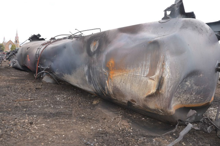 Image of Tank car WFIX 130638, buckle along entire tank, as decribed in text