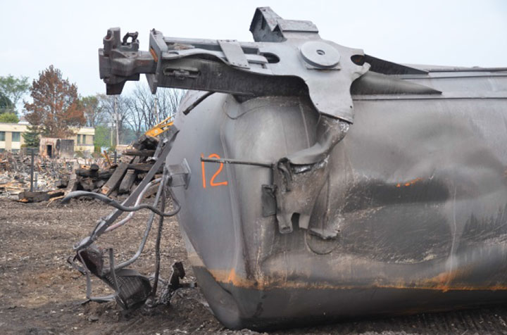 Image of Tank car WFIX 130638, dent and damaged bolster, as decribed in text
