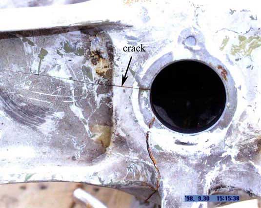 Nose gear strut - air valve cylinder cap location