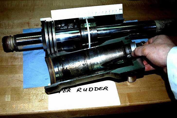 Upper rudder actuator - cylinder rod - captured position