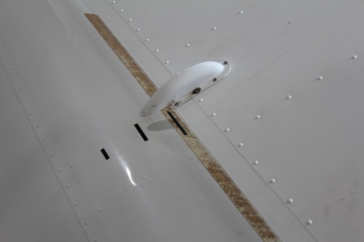 The 10°, 20°, and 30° flap indicator markings on the left wing of an exemplar aircraft. The flap position shown is indicating 30°. (Source: TSB)