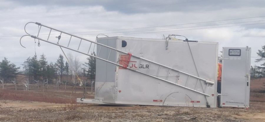 Ladder secured to the side of an equipment trailer (Source: Héli-Express)