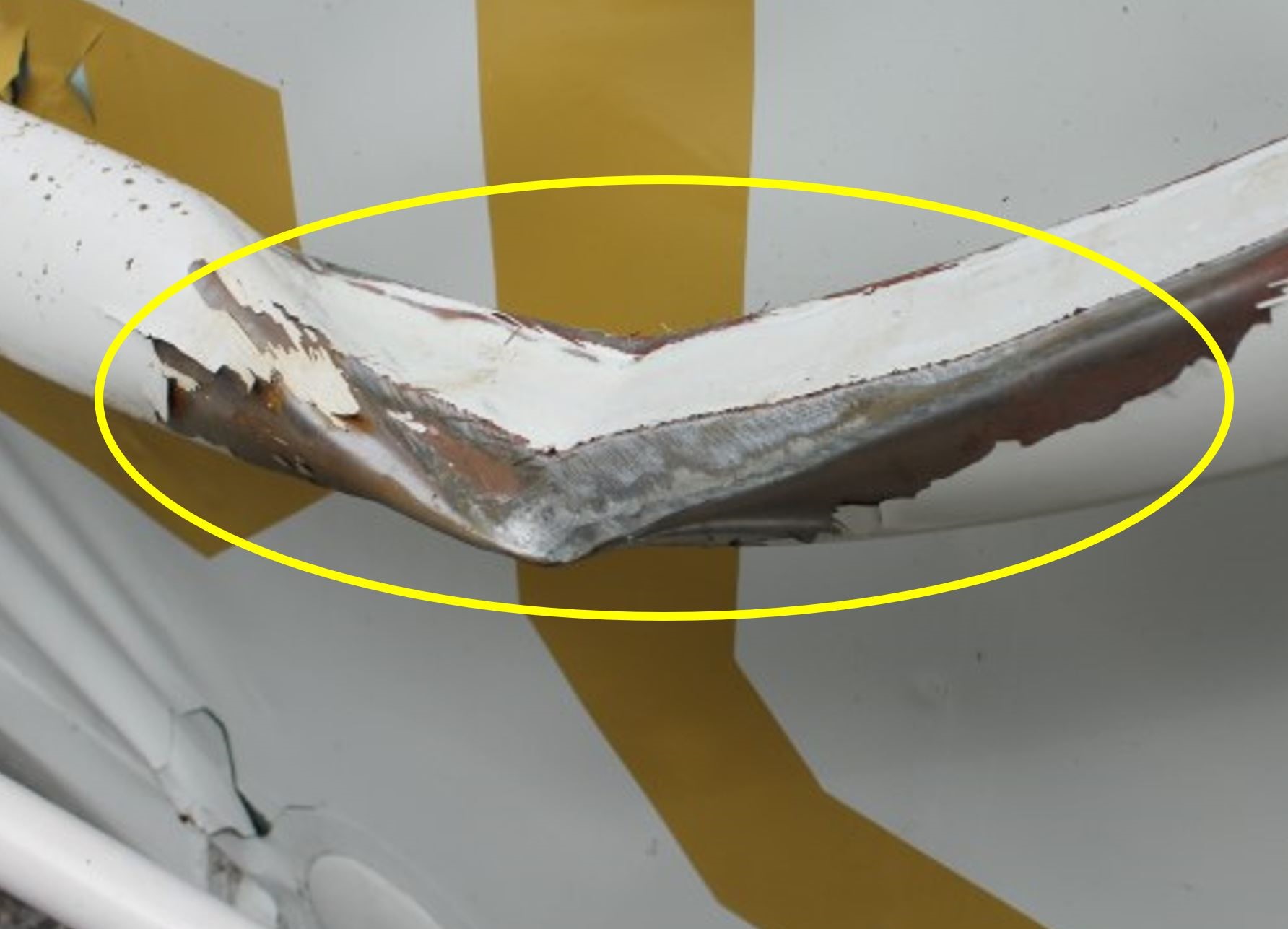 Photo of the damage to the left-wing strut caused by the collision with the cable (Source: TSB)