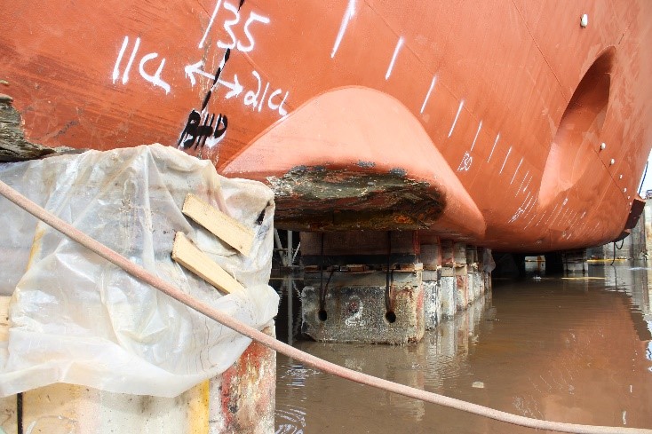 View of damage to the portside under-hull scientific transducer housing, in way of ballast water tank No. 21 centre (Source: TSB)
