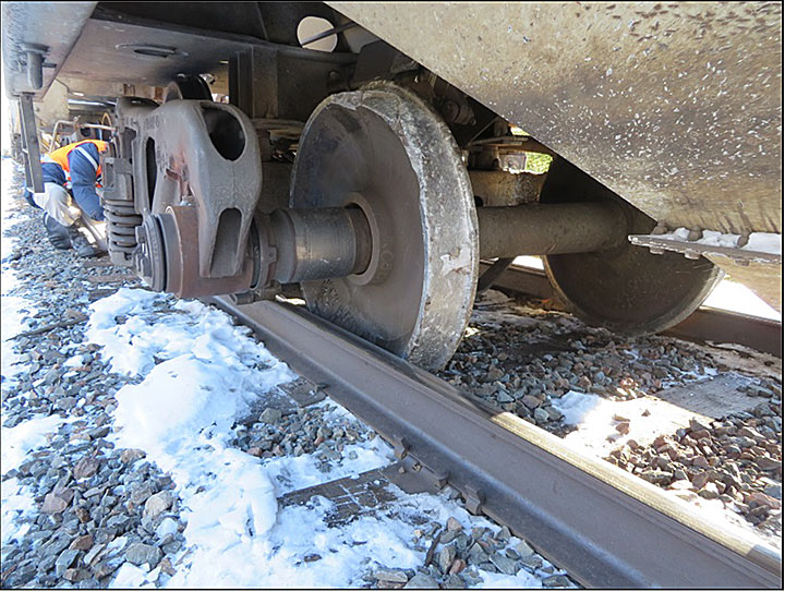 Image of the derailed axle of car CRDX 15109