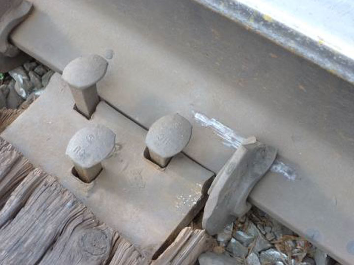 Anchor abrasion markings on the rail base