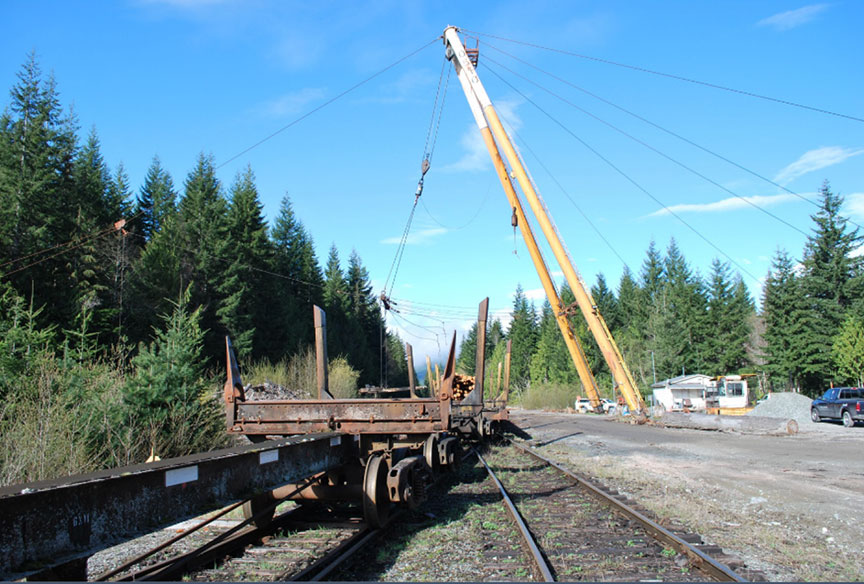 A-frame arrangement for unloading logs onto rail cars