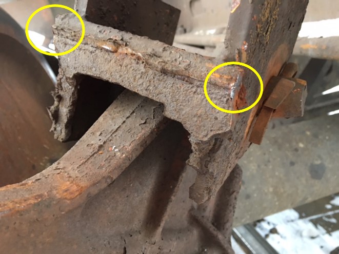 Bell-crank bracket fracture surface containing 2 small zones of fresh fracture (circled) (Source: Canadian National Railway Company, with TSB annotations)