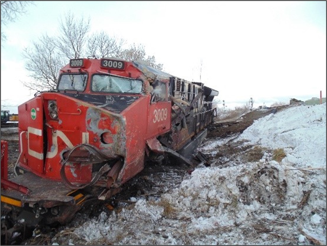 Damage to the north side of lead locomotive CN 3009 on train 318 (Source: TSB)