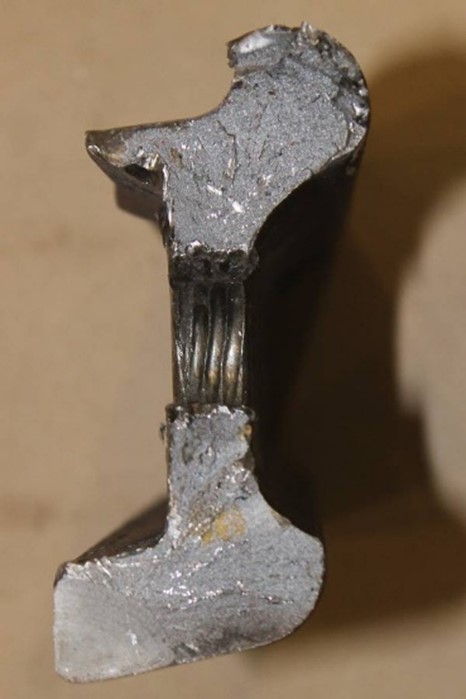 Imprints of bolt threads were worn into a gauge-side 132/136 RE compromise joint bar bolt hole of rail end B