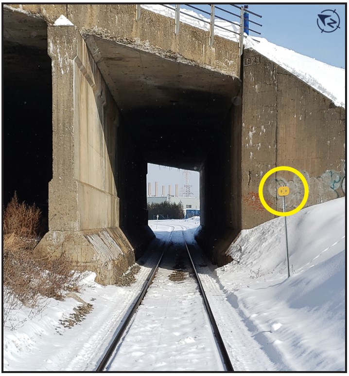 Eastward view of the tunnel on track PD06, with restricted clearance sign circled (Source: TSB)