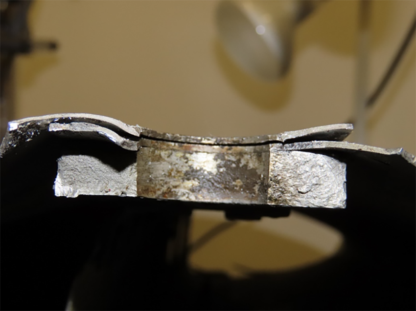 Fracture face of failed lug plate (Source: TSB)