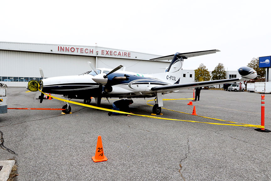 Un enquêteur du BST examine le Piper PA-42 impliqué dans la collision en vol après son atterrissage à l’aéroport international d’Ottawa