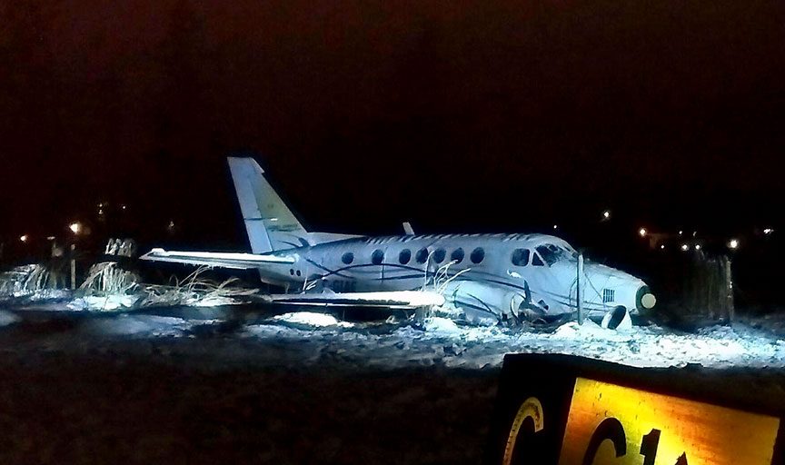Vue rapprochée de l'épave du Beech King Air à l'aéroport international d'Abbotsford (Colombie-Britannique)