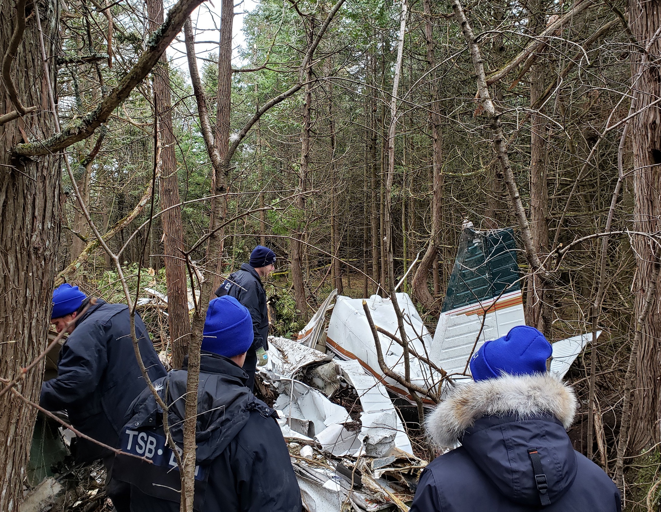 A19O0168 - Les enquêteurs du BST sur les lieux d'une collision avec le relief d'un aéronef Piper PA-64 à Kingston (ON)