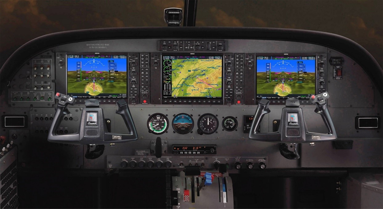 Système Garmin G1000 pour le Cessna Caravan montrant l’écran principal de vol (écrans gauche et droit) et l’écran multifonction (écran central) (Source : Textron Aviation)