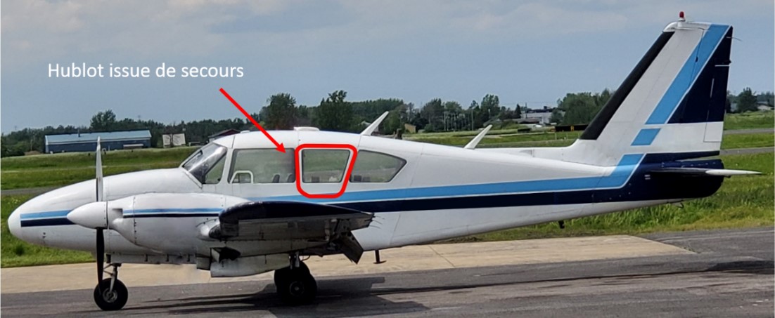 Vue latérale de l’aéronef Piper PA-23-250 montrant le hublot issue de secours (Source: BST)