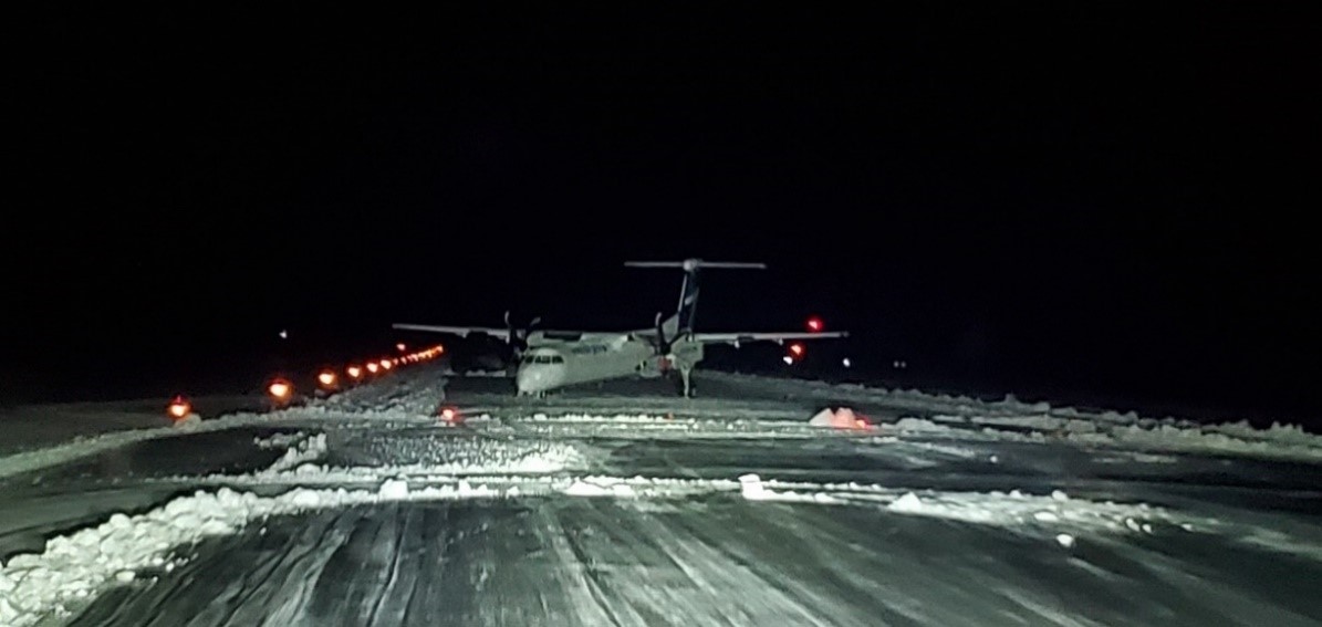 L’aéronef de l’événement à l’étude sur la piste 33 à l’aéroport de Terrace. Image prise environ 9 heures après l’événement (Source : Aéroport de Terrace)