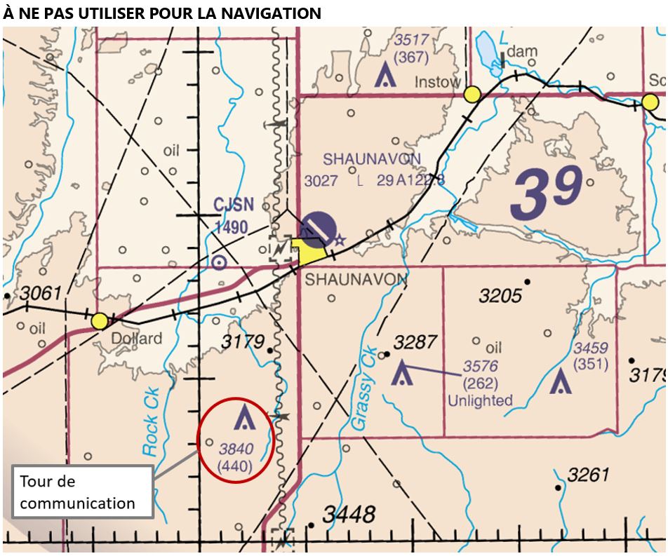 Vue agrandie de la carte de navigation VFR de Regina (AIR 5006), montrant la représentation de la tour de communication (Source : NAV CANADA, Carte de navigation VFR de Regina [AIR 5006], 34e édition [février 2022], avec annotations du BST)
