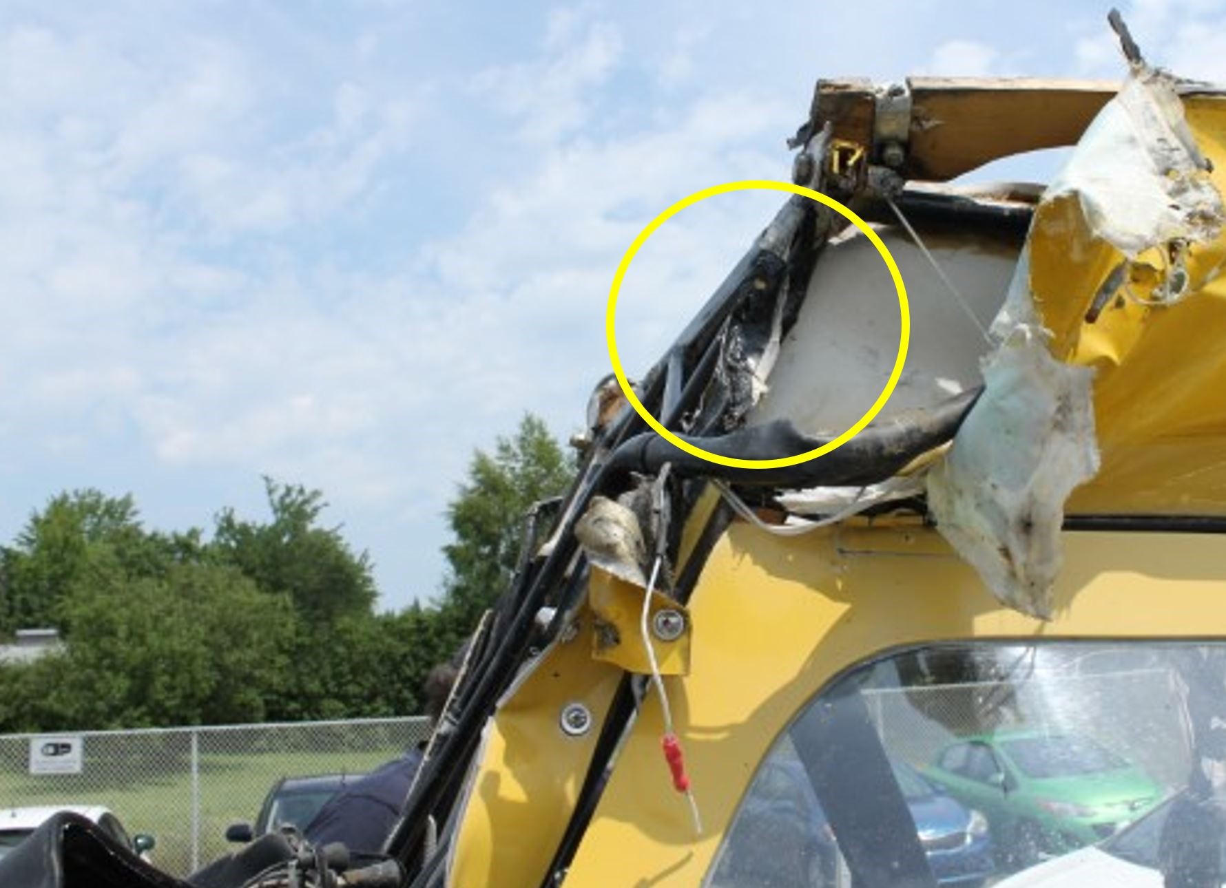 Photo des dommages causés au montant gauche du pare-brise par la collision avec le câble (Source : BST)