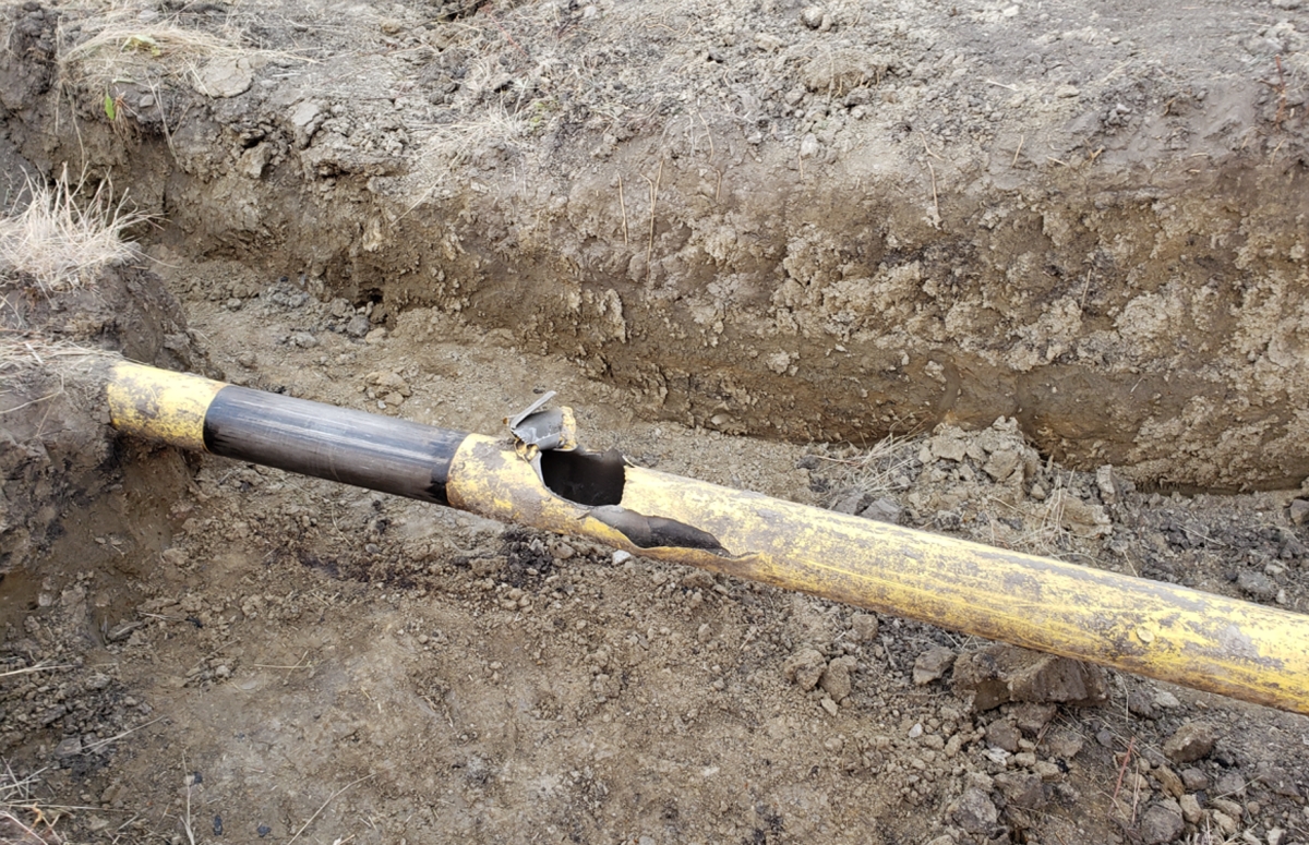 Zone excavée montrant la section endommagée du pipeline (Source : BST)