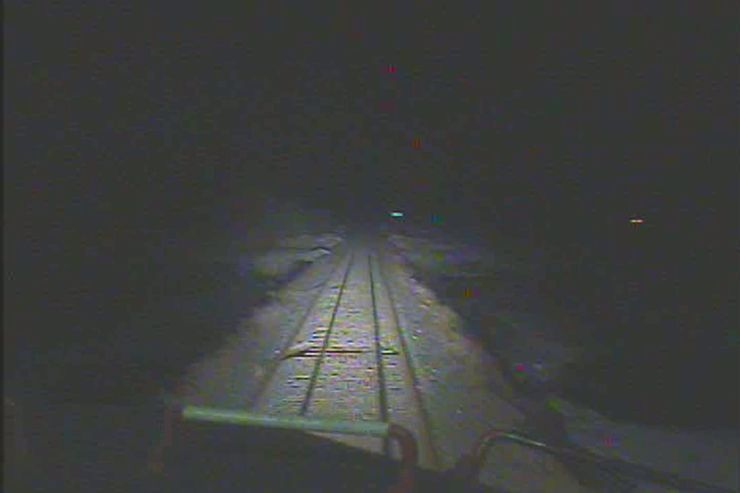 Photo 4. Image provenant de la caméra vidéo orientée vers l'avant à bord de la locomotive 8913 du CP.