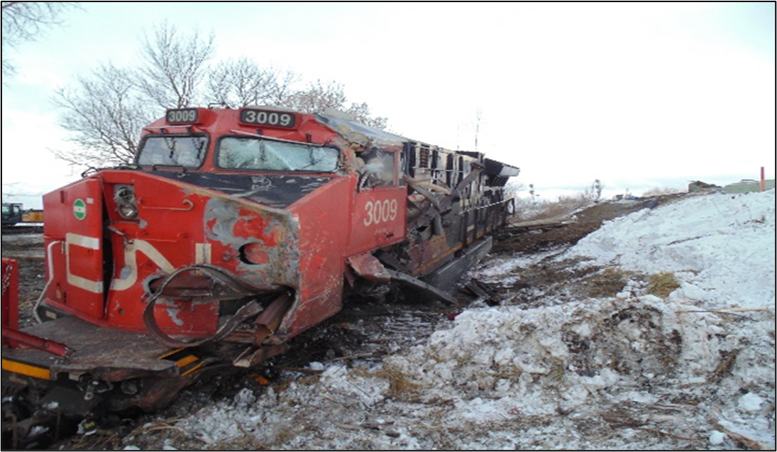 Dommages subis par le côté nord de la locomotive CN 3009 du train 318 (Source : BST)