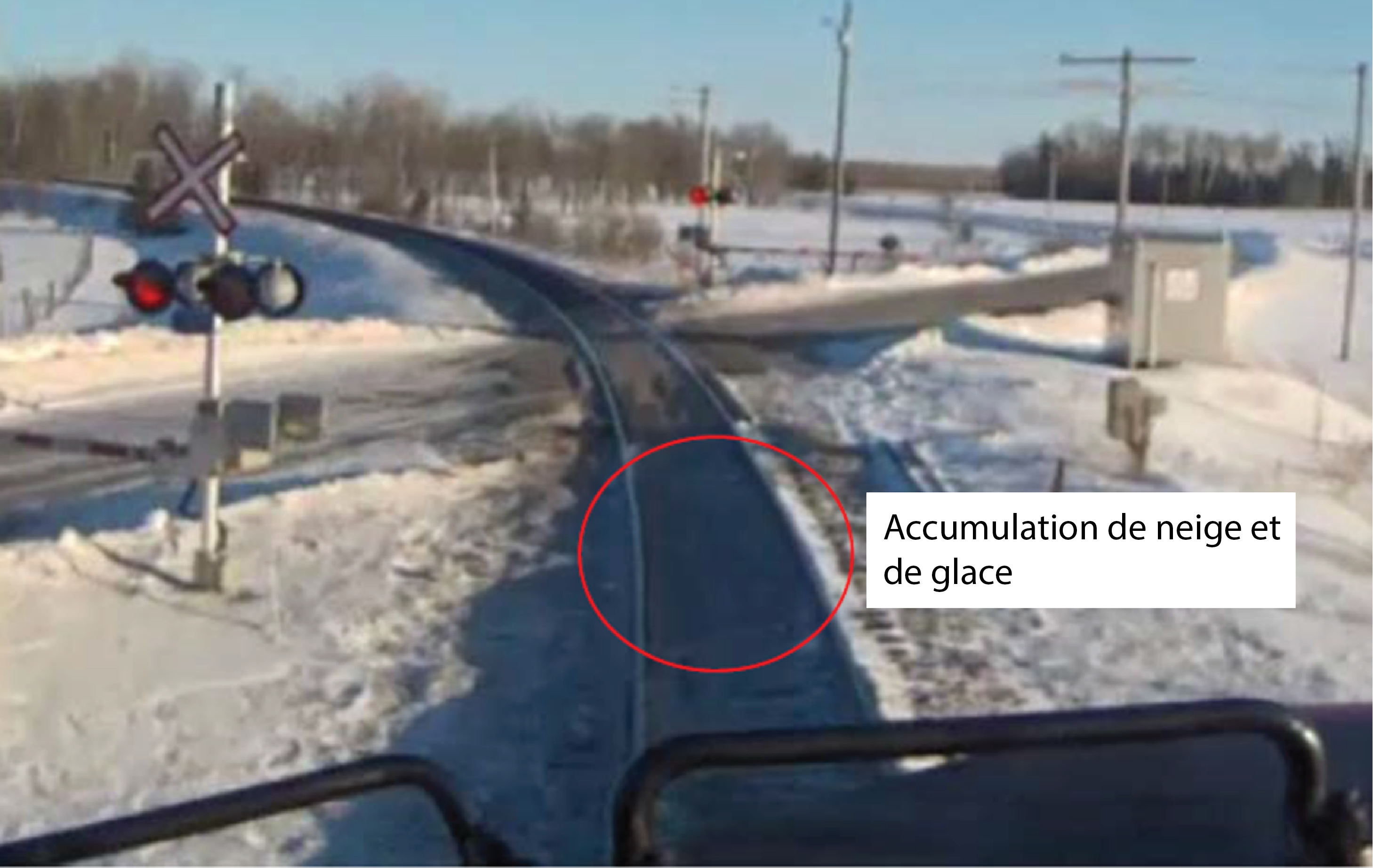 Image tirée de la vidéo enregistrée par la caméra orientée vers l’avant du train 118 (Source : Compagnie des chemins de fer nationaux du Canada, annotation traduite par le BST)