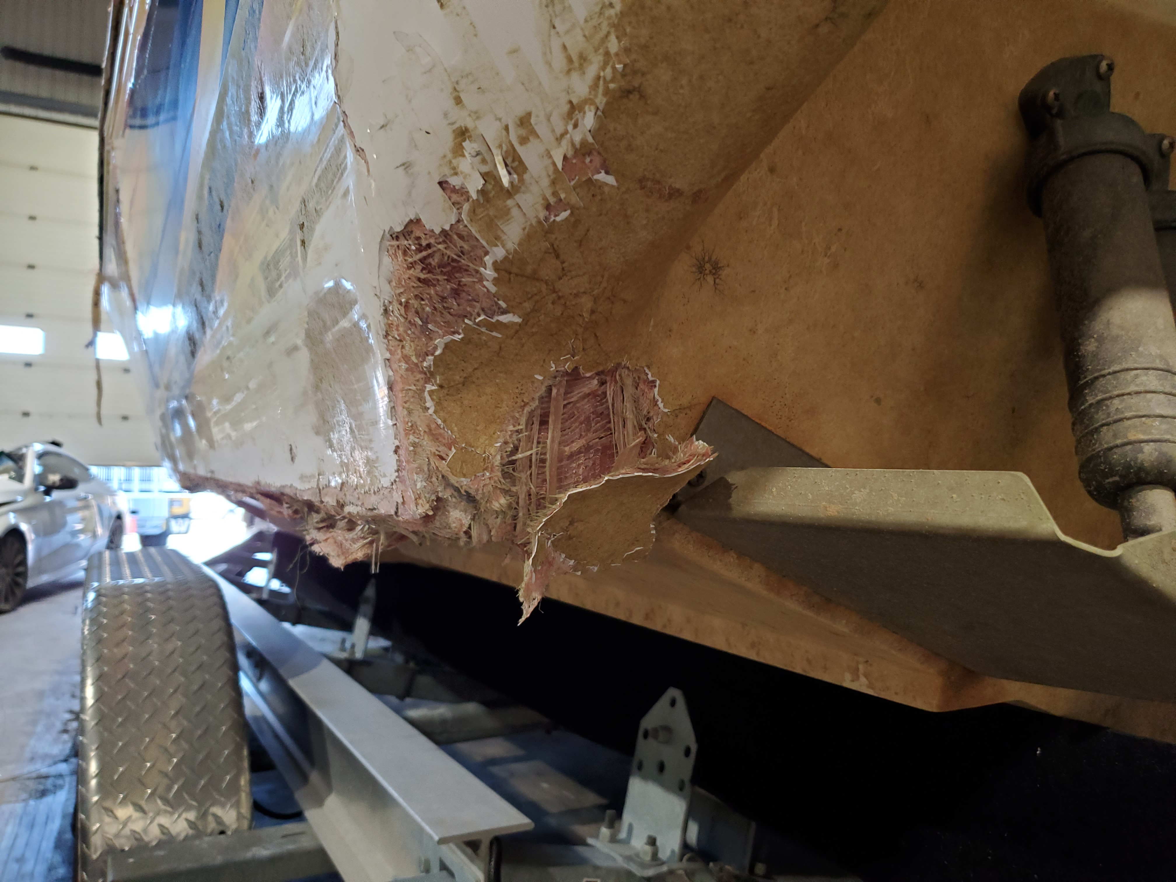 The pleasure craft’s hull after the impact with the passenger vessel Navark Faucon Millenium on 27 June 2024 (Source: TSB)