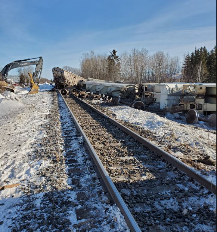 Photo of the derailed cars looking east at occurrence site (Source: TSB)
