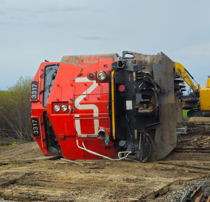 Lead unit CN 3317 on the eastbound train derailed on its side following the collision on 18 May 2025. (Source: TSB)