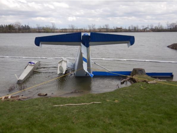 The occurrence aircraft on the bank of the Richelieu River after it was towed to shore. The floats were removed in order to tow the aircraft. (Source: TSB)