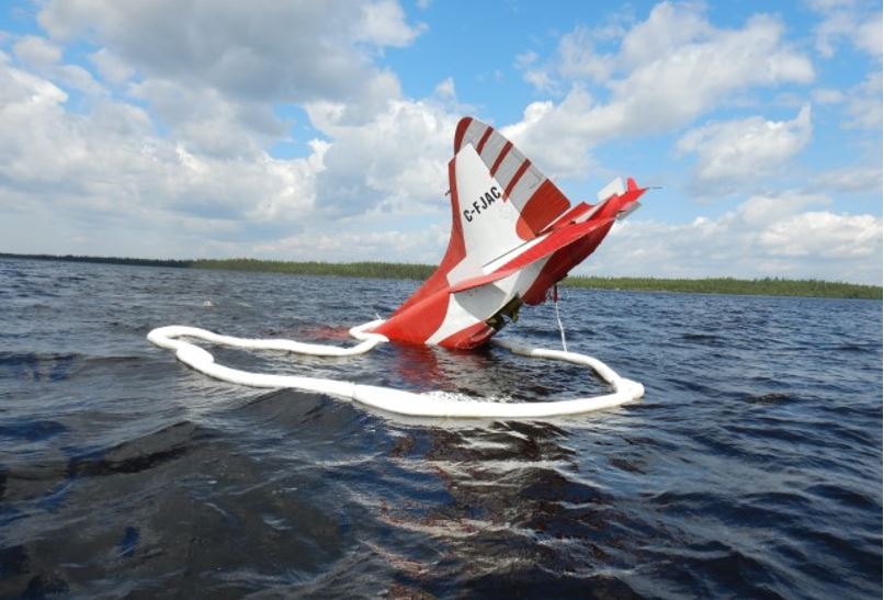 L’aéronef De Havilland DHC-2 Mk. I lors des opérations de récupération de l’aéronef dans le lac du Poisson Blanc, dans les jours suivant sa collision avec le plan d’eau survenue le 19 juillet 2025 (Source : BST)