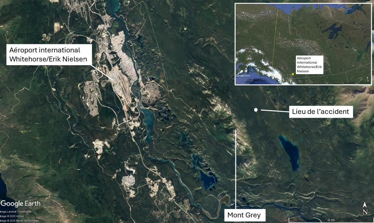 Figure 1. Carte montrant l’emplacement de l’aéroport international Whitehorse/Erik Nielsen par rapport au mont Grey, où devait se dérouler le vol de formation, avec une vue plus large de la région en médaillon 