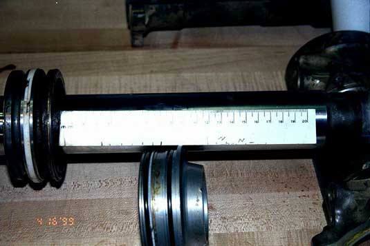 Rayures sur la tige de cylindre de vérin de l'aileron intérieur gauche