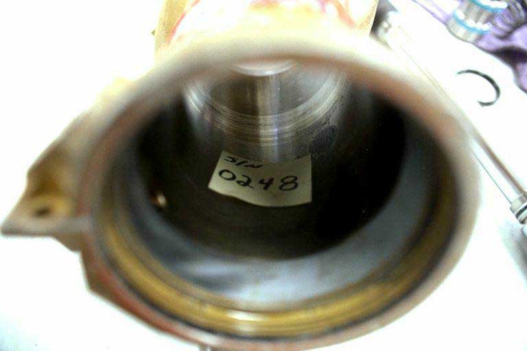 Marques du piston sur le cylindre du vérin de la gouverne de profondeur extérieure gauche